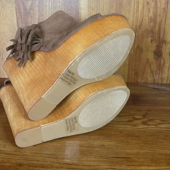 OLIVIA MILLER Faux Suede Wood Grain Platform Fringe Sandals size 7 open toe - Picture 8 of 8